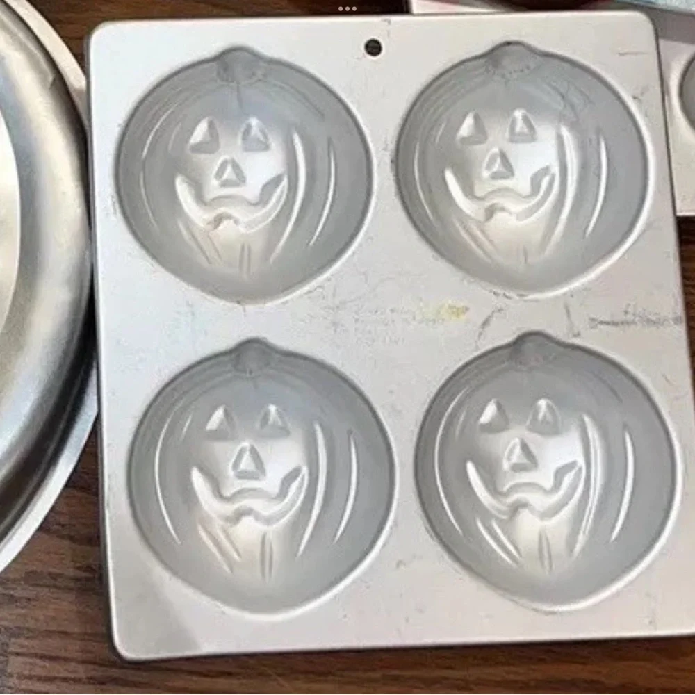 Wilton Pumpkin Cake Pan and Treat Pan set of 2 - Picture 6 of 12